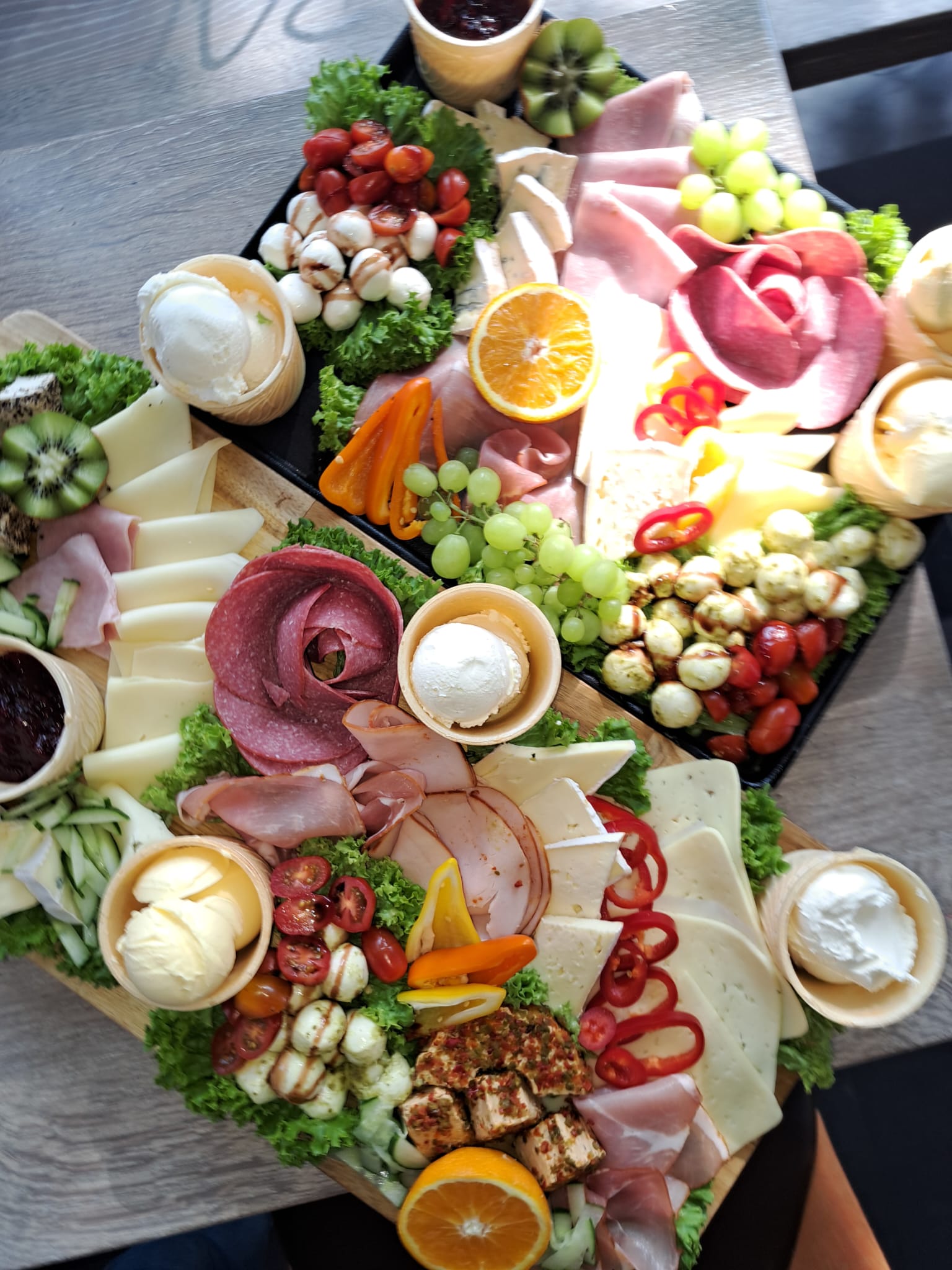 Liebevoll angerichtete Frühstücks- und Cateringplatten