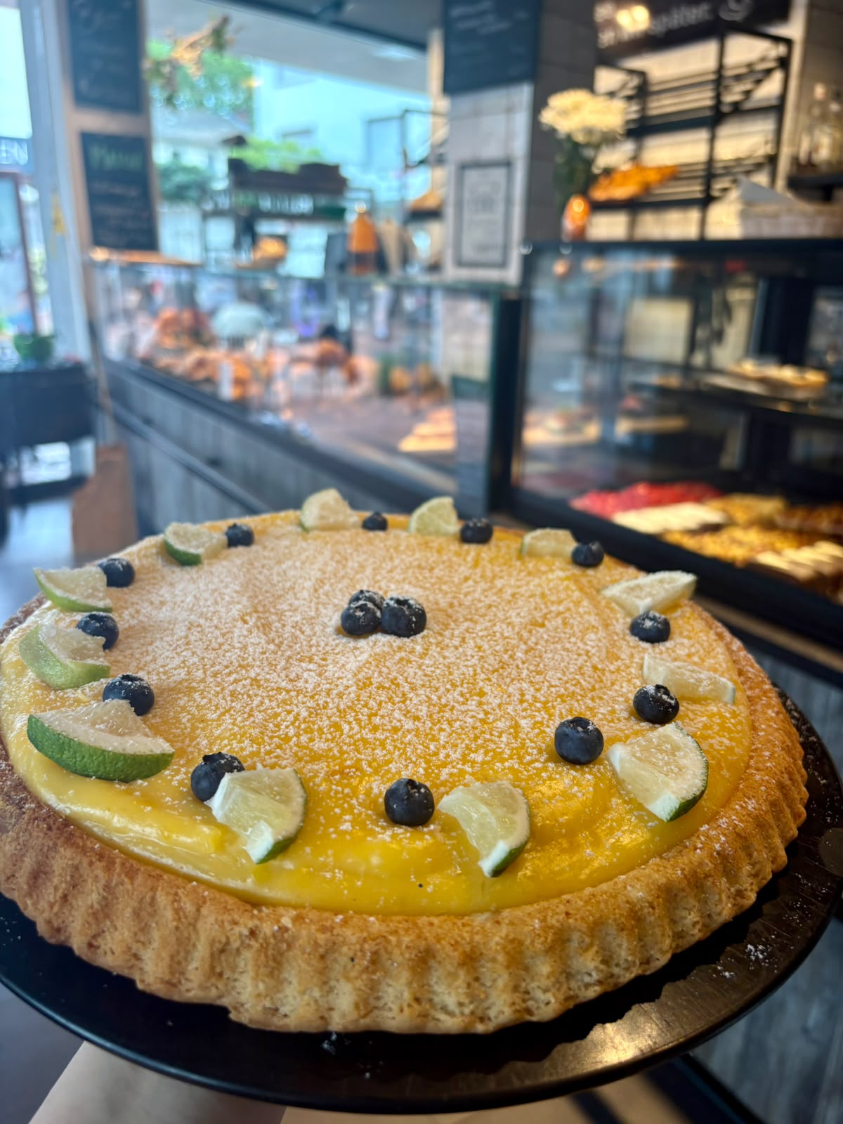 Leuchtender Limettenkuchen mit Blaubeeren im Café bei Steffi